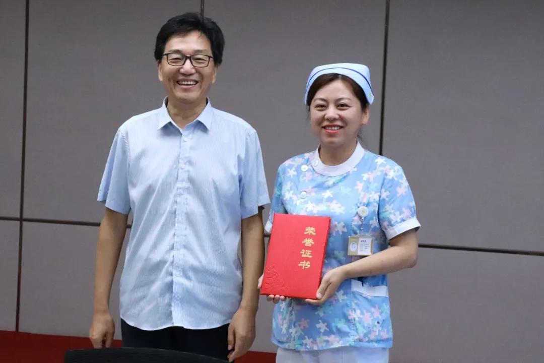 把人病当己病 视病人如亲人——走近陕西省优质护理先进个人、我院优秀护士长武园园(图2)