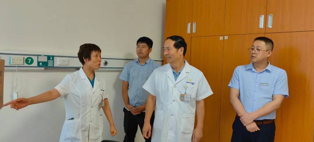 我院领导班子慰问一线医护人员(图2)